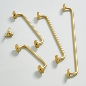 Könnte beinhalten: Ein Set aus drei Keramikbechern mit gesprenkelter, matter Oberfläche. Die Becher sind in den Farbtönen Creme, Hellbraun und Dunkelbraun gehalten. Jeder Becher hat ein schlichtes, minimalistisches Design.