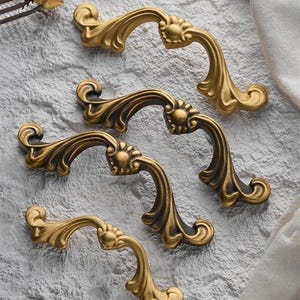 Può includere: Un cartello in legno rustico con la scritta "Welcome to our home" in lettere bianche. Il cartello presenta una finitura invecchiata e un design semplice e accogliente.