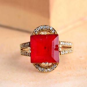 Könnte beinhalten: Ein Set aus drei Keramikbechern mit gesprenkelter, matter Oberfläche. Jeder Becher hat eine andere Farbe: hellblau, cremefarben und grau. Die Becher haben ein schlichtes, modernes Design und einen bequemen Griff.