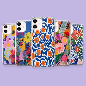 Könnte beinhalten: Fünf transparente Smartphone-Hüllen in einer Reihe, jede mit einem eigenen bunten Blumenmuster. Die Designs zeigen verschiedene Kombinationen aus orangefarbenen, blauen, rosafarbenen, gelben und grünen botanischen Illustrationen, darunter ein Vasenmotiv.