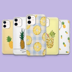 Könnte beinhalten: Fünf transparente Smartphone-Hüllen mit verschiedenen Ananas-Motiven. Die Designs umfassen eine einzelne Ananas, eine Ananas als Strichzeichnung, einen blau-weißen Vichy-Karo-Hintergrund mit Ananasscheiben, ein Ananas-Getränk und ein Ananas-Muster.