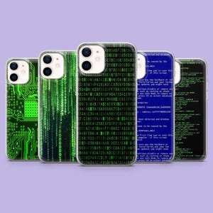 Op de afbeelding: Een verzameling van vijf telefoonhoesjes met unieke ontwerpen. De hoesjes hebben een groen circuitboard, een matrix van groene code en blauwe en zwarte schermen met tekst. De hoesjes zijn ontworpen om de telefoon te beschermen.