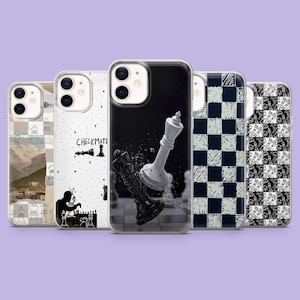Peut inclure: Plusieurs coques de téléphone avec des designs variés. L'une présente une scène d'échecs en noir et blanc avec un roi qui se brise. Une autre coque a un motif à carreaux noir et blanc. D'autres coques présentent des graphiques sur le thème des échecs et le texte "CHECKMATE".
