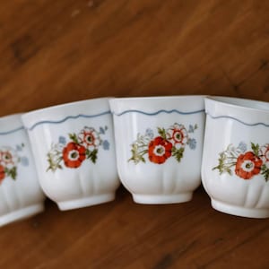 Vintage 1970s Arcopal France Milk Glass Coffee Cups Set Scalloped Mugs Cottagecore Kitchen Tableware Retro Botanical Poppy Flower Drinkware