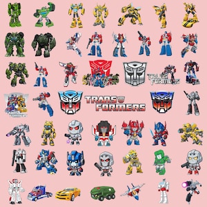 Può includere: Una collezione di illustrazioni di personaggi e loghi Transformers su uno sfondo rosa chiaro. Il set include varie figure di robot, veicoli e i simboli Autobot e Decepticon, con il testo Transformers visualizzato in grassetto.