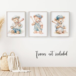 Op de afbeelding: Drie aquarellen van teddyberen die baseballpetten dragen en knuppels vasthouden. De beren dragen blauwe en witte outfits. De tekst "frames not included" staat onder de schilderijen.
