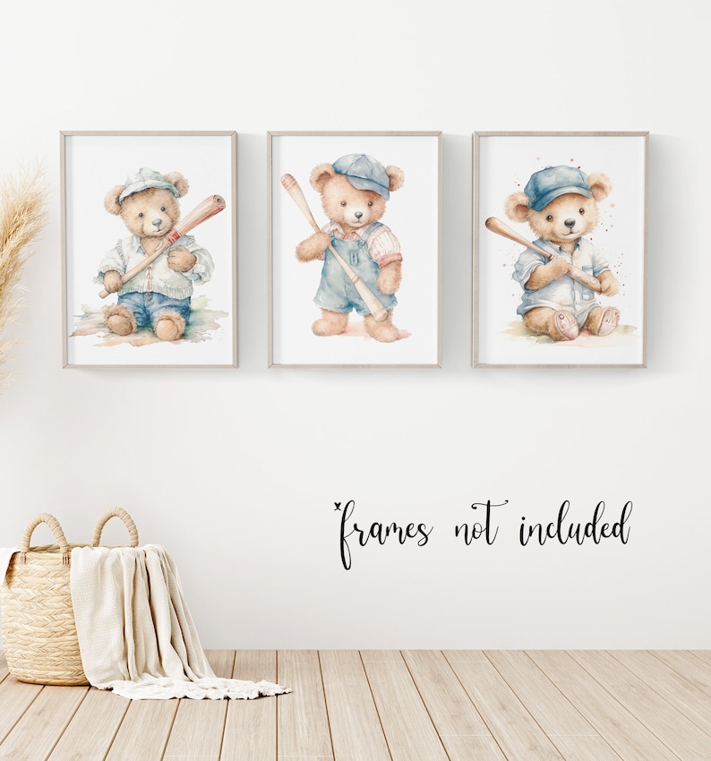 Op de afbeelding: Drie aquarellen van teddyberen die baseballpetten dragen en knuppels vasthouden. De beren dragen blauwe en witte outfits. De tekst "frames not included" staat onder de schilderijen.