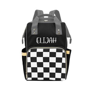 Bolsa de pañales para niño, mochila personalizada para bebé, bolsa de pañales a cuadros blancos y negros con nombre del bebé, regalo personalizado para bebé imagen 2