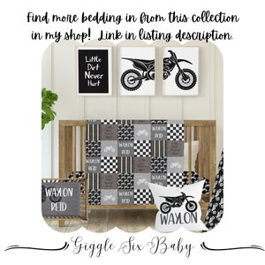 Puede incluir: Un juego de ropa de cama para cuna con tem&aacute;tica de motocross. El juego incluye un edred&oacute;n, una almohada y arte mural enmarcado. El edred&oacute;n presenta un dise&ntilde;o de patchwork con patrones de motocicletas y cuadros. El arte mural incluye una silueta de motocicleta y el texto "Little Dirt Never Hurt".