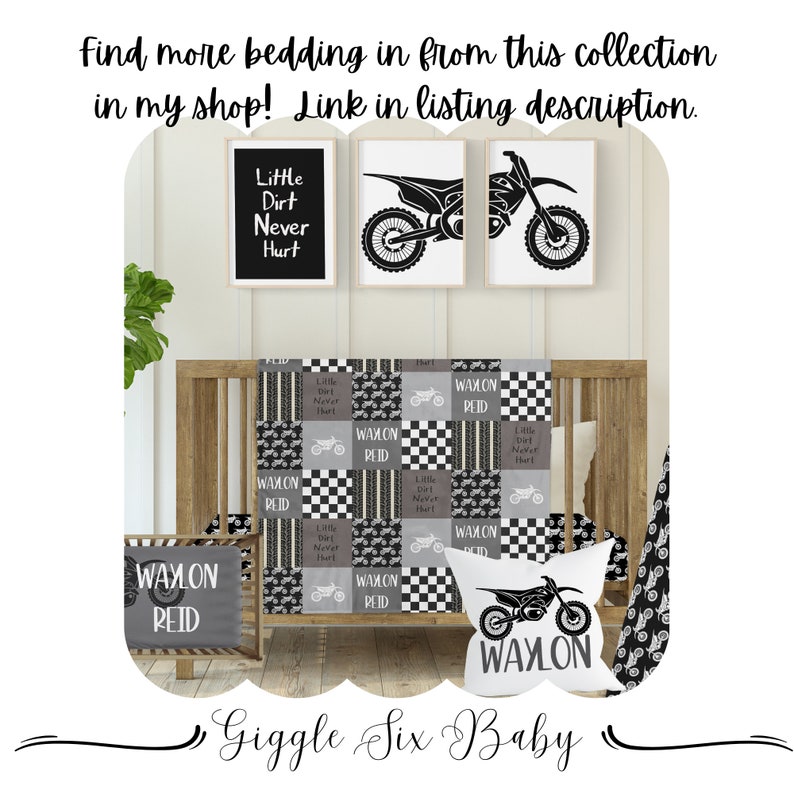 Puede incluir: Un juego de ropa de cama para cuna con tem&aacute;tica de motocross. El juego incluye un edred&oacute;n, una almohada y arte mural enmarcado. El edred&oacute;n presenta un dise&ntilde;o de patchwork con patrones de motocicletas y cuadros. El arte mural incluye una silueta de motocicleta y el texto "Little Dirt Never Hurt".