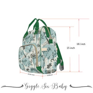 Puede incluir: Mochila con estampado floral con fondo azul claro y detalles verdes. La bolsa presenta un dise&ntilde;o de lib&eacute;lulas y flores, con dimensiones de 46 x 38 x 27,5 x 17 cm. La bolsa tiene asas y cremalleras verdes.
