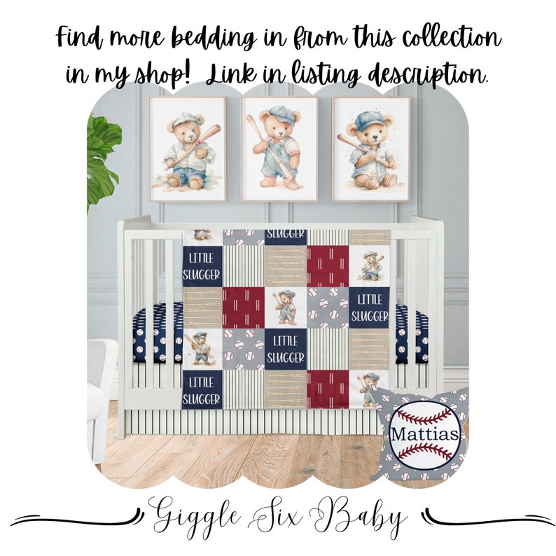 Op de afbeelding: Een wit babybedje met een blauw en rood baseball-thema deken. De deken heeft een patchwork-ontwerp met baseballs, strepen en de woorden "Little Slugger". Boven het babybedje hangen drie ingelijste foto's met illustraties van beren die honkbal spelen. Het babybedje staat op een houten vloer. De tekst "Giggle Six Baby" staat onderaan de afbeelding.
