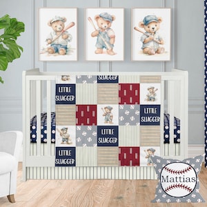 Op de afbeelding: Een babybedje met een blauw-wit gestreepte bedrok en een patchworkdeken met honkballen, beren en de woorden "Little Slugger". Een kussen met een honkbal en de naam "Mattias" ligt op de vloer.