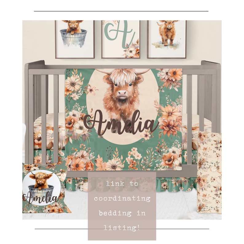 Puede incluir: Un juego de ropa de cama para cuna floral verde y marr&oacute;n con un dise&ntilde;o de vaca de las tierras altas. El juego incluye una manta, una almohada y una falda de cuna. La manta presenta una vaca de las tierras altas grande con el nombre "Amelia" escrito en texto marr&oacute;n. La almohada tiene un dise&ntilde;o de vaca de las tierras altas m&aacute;s peque&ntilde;o y el nombre "Amelia" escrito en texto marr&oacute;n. La falda de cuna tiene un dise&ntilde;o floral con un volante.