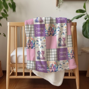 Peut inclure: Une couverture bébé en patchwork violet et gris avec un dos en polaire blanc. La couverture présente un château, des arcs-en-ciel, des étoiles et des dragons. La couverture est personnalisée avec le nom "Jovanie Camilla".