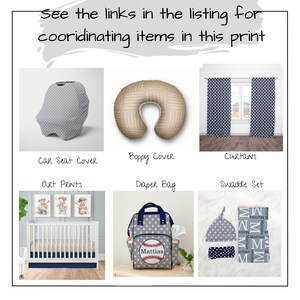Op de afbeelding: Een kinderkamerdecorset met een baseballthema. De set bevat een autostoelhoes, een boppyhoes, gordijnen, kunstprints, een luiertas en een swaddleset. De items zijn allemaal grijs en blauw met witte stippen en een baseballgrafiek. De luiertas heeft de naam "Mattias" erop.