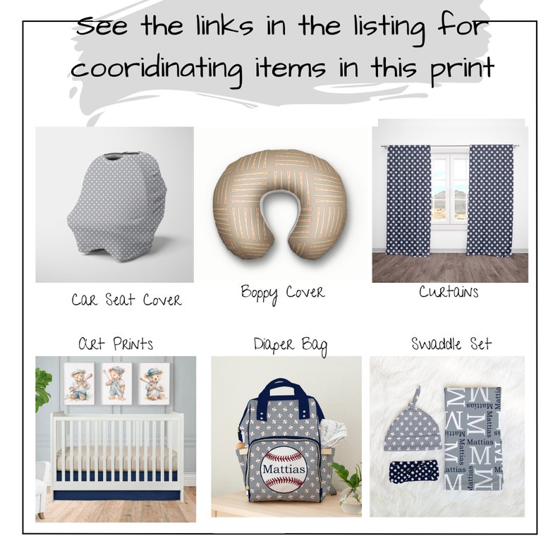 Op de afbeelding: Een kinderkamerdecorset met een baseballthema. De set bevat een autostoelhoes, een boppyhoes, gordijnen, kunstprints, een luiertas en een swaddleset. De items zijn allemaal grijs en blauw met witte stippen en een baseballgrafiek. De luiertas heeft de naam "Mattias" erop.