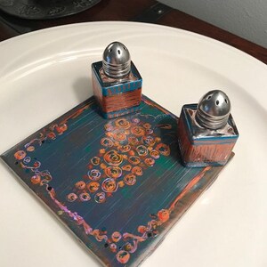 Small salt & pepper shaker set with complementary trivet