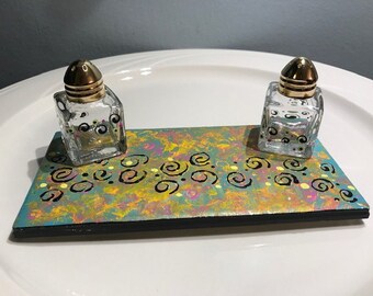 Hand painted small salt & pepper shaker set with trivet