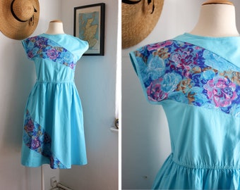 Vintage C&A 80s Blaues Kleid mit Spitzeneinsatz und Taschen / Rosa Floral-Panel / UK12-14