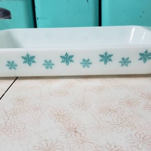 Vintage Pyrex White & Turquoise Snowflake 548-B 1 1/4 Quart Baking Dish
