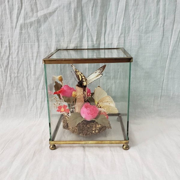 VIntage Glass and Brass Terrarium Silk Flower Butterfly Globe Square Boho Décor en laiton des années 1970