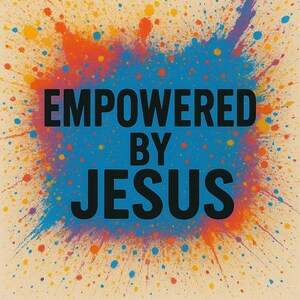 Może przedstawiać: Kwadratowa grafika z napisem "EMPOWERED BY JESUS" pogrubioną czcionką. Tekst jest wyśrodkowany na tle niebiesko-pomarańczowego wzoru rozprysków farby, z dodatkowymi kolorowymi rozpryskami na kremowym tle.
