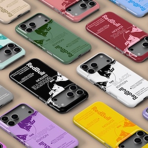 Op de afbeelding: Een verzameling telefoonhoesjes in verschillende kleuren, waaronder groen, roze, zwart, wit, paars en oranje. Elk hoesje heeft het Red Bull-logo en de namen van de edities. De hoesjes zijn ontworpen voor een smartphone.