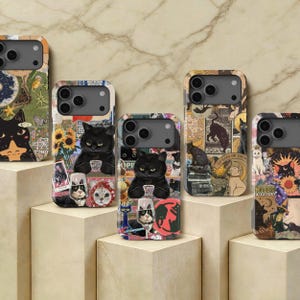 Op de afbeelding: Vijf smartphonehoesjes met collage-stijl kunstwerken van zwarte katten, zonnebloemen, hemelse motieven en tarot-geïnspireerde beelden. De ontwerpen bevatten diverse artistieke illustraties van katten in verschillende houdingen, levendige bloempatronen en mystieke symbolen.