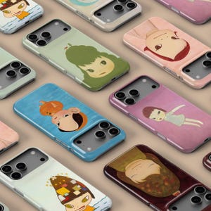 以下が含まれることがあります： カラフルなイラストが描かれた携帯電話ケースのコレクション。大きな目とユニークな髪型をした漫画風のキャラクターなど、さまざまなデザインが特徴です。ケースは青、緑、ピンク、茶色の色合いです。
