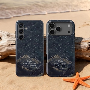 Puede incluir: Dos fundas para teléfono con un diseño de noche estrellada azul oscuro, con montañas y el texto "To the stars who listen and the dreams that are answered". Una funda tiene tres lentes de cámara, la otra tiene varias lentes.