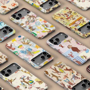 Könnte beinhalten: Eine Sammlung von Handyhüllen mit verschiedenen bunten Designs mit der Figur Curious George. Die Hüllen zeigen verschiedene Szenen und Muster, einschließlich des Textes "Curious George". Die Hüllen sind auf einem neutralen Hintergrund angeordnet.