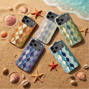 Puede incluir: Cinco fundas para smartphone con un patrón de rayas verticales onduladas en varias paletas de colores, incluyendo naranja, azul, verde y morado. Cada funda presenta un recorte rectangular para la cámara con tres lentes circulares.