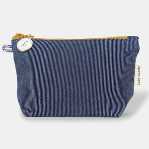 Puede incluir: Una peque&ntilde;a bolsa de cremallera a rayas azules y blancas con un tirador de cremallera de cuero marr&oacute;n y un charm plateado. El charm tiene el texto "Lady Alamo" en &eacute;l. La bolsa est&aacute; hecha de una tela suave y duradera y es perfecta para llevar objetos peque&ntilde;os.