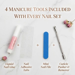 Puede incluir: Un set de herramientas de manicura que incluye un tubo de pegamento l&iacute;quido para u&ntilde;as, una hoja de pesta&ntilde;as adhesivas transparentes, una mini lima de u&ntilde;as azul y un empujador de cut&iacute;culas de metal plateado. El texto 4 MANICURE TOOLS INCLUDED WITH EVERY NAIL SET es visible.