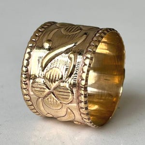 Blommig graverad guldring, Vintage Boho breda bandsmycken