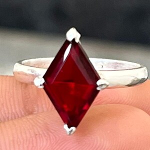 Tiefroter Drachen Cut Edelstein Ring, Minimalist Silber Band, Geometrischer Statement Schmuck