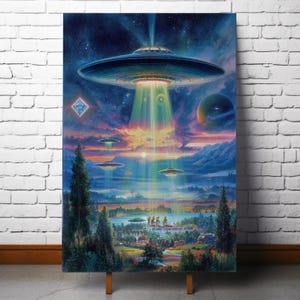 以下が含まれることがあります： 鮮やかな絵画は、風景の上を飛ぶUFOの艦隊を描いています。中心となるのは、光を放つ大きな照明付き宇宙船です。このシーンには、湖、山、カラフルな夕焼けが含まれており、シュールで異世界の雰囲気を醸し出しています。