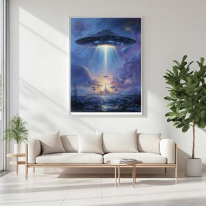 Puede incluir: Una impresión artística enmarcada representa un paisaje surrealista vibrante con un gran OVNI metálico que emite un haz de luz brillante. La escena incluye una ciudad, planetas y otros objetos voladores, todo sobre un cielo dramático y colorido. La obra de arte se exhibe en una sala de estar moderna.