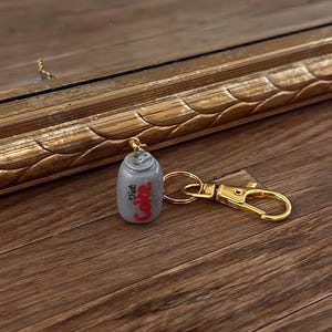 Ręcznie robiony brelok do puszki Coca-Coli Light | Miniaturowy brelok lub magnes z napojem gazowanym