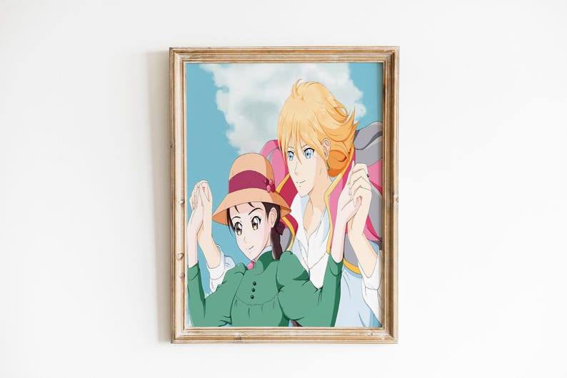 Puede incluir: Una impresi&oacute;n enmarcada que presenta a dos personajes de anime tomados de la mano. Uno lleva un vestido verde y un sombrero con una banda rosa. El otro tiene el pelo rubio y una chaqueta rosa y gris. El fondo es un cielo azul con nubes.