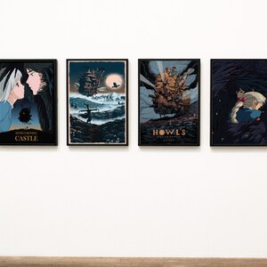 Puede incluir: Cuatro l&aacute;minas enmarcadas con escenas de la pel&iacute;cula de animaci&oacute;n "El castillo ambulante". Las l&aacute;minas muestran personajes y paisajes en azul, negro y dorado. El texto "Howl's Moving Castle" es visible en una l&aacute;mina.