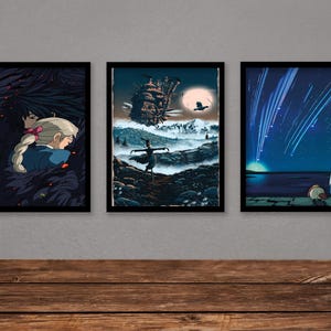 Puede incluir: Tres impresiones art&iacute;sticas enmarcadas que representan escenas de una pel&iacute;cula de animaci&oacute;n. La primera muestra a una persona rubia con un atuendo azul. La segunda representa un castillo y un espantap&aacute;jaros. La tercera muestra a una persona mirando un cielo estrellado.