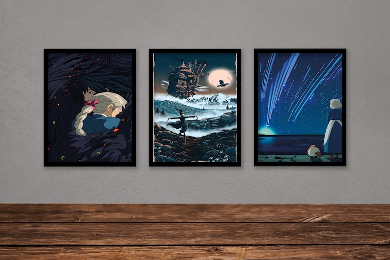 Puede incluir: Tres impresiones art&iacute;sticas enmarcadas que representan escenas de una pel&iacute;cula de animaci&oacute;n. La primera muestra a una persona rubia con un atuendo azul. La segunda representa un castillo y un espantap&aacute;jaros. La tercera muestra a una persona mirando un cielo estrellado.