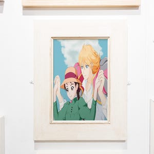Puede incluir: Una impresi&oacute;n art&iacute;stica enmarcada de anime que presenta a dos personajes tomados de la mano, sobre un fondo de cielo azul con nubes. Los personajes son una mujer con un vestido y sombrero verdes y un hombre con cabello rubio. La impresi&oacute;n est&aacute; en un marco de madera blanco.