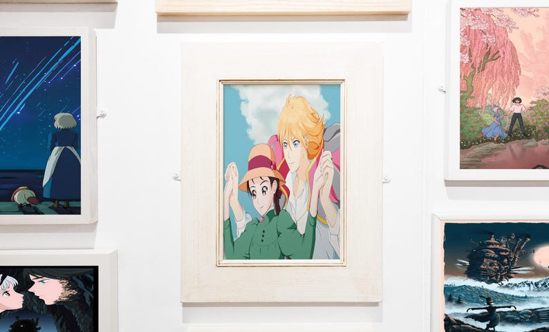 Puede incluir: Una impresi&oacute;n art&iacute;stica enmarcada de anime que presenta a dos personajes tomados de la mano, sobre un fondo de cielo azul con nubes. Los personajes son una mujer con un vestido y sombrero verdes y un hombre con cabello rubio. La impresi&oacute;n est&aacute; en un marco de madera blanco.