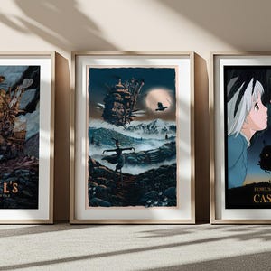Puede incluir: Tres l&aacute;minas enmarcadas con escenas de la pel&iacute;cula de animaci&oacute;n "El castillo ambulante". Las l&aacute;minas presentan ilustraciones detalladas con una paleta de colores azules, marrones y naranjas. Cada l&aacute;mina est&aacute; en un marco de madera.