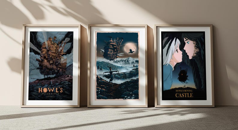 Puede incluir: Tres l&aacute;minas enmarcadas con escenas de la pel&iacute;cula de animaci&oacute;n "El castillo ambulante". Las l&aacute;minas presentan ilustraciones detalladas con una paleta de colores azules, marrones y naranjas. Cada l&aacute;mina est&aacute; en un marco de madera.