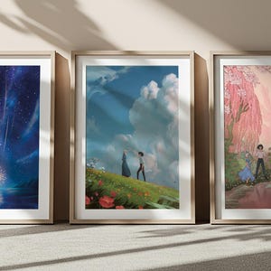 Puede incluir: Tres impresiones art&iacute;sticas enmarcadas con ilustraciones de estilo anime. La primera representa una noche estrellada con estrellas fugaces. La segunda muestra dos figuras en una colina herbosa bajo un cielo nublado. La tercera presenta un paisaje rosa y verde.