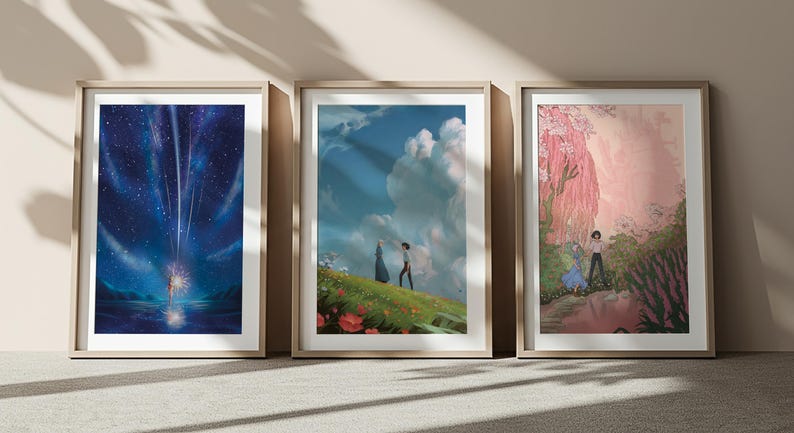 Puede incluir: Tres impresiones art&iacute;sticas enmarcadas con ilustraciones de estilo anime. La primera representa una noche estrellada con estrellas fugaces. La segunda muestra dos figuras en una colina herbosa bajo un cielo nublado. La tercera presenta un paisaje rosa y verde.